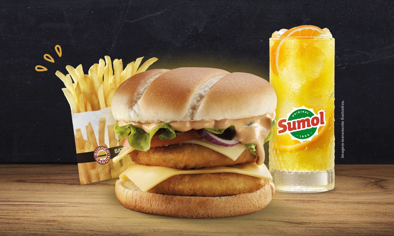 Sumol à direita, hambúrguer do mês no centro e batata frita à esquerda.